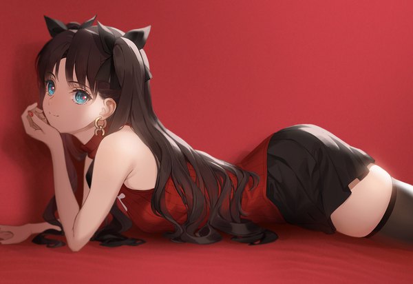 Anime picture 1890x1300 with fate (series) fate/stay night toosaka rin siino single long hair looking at viewer fringe highres blue eyes black hair simple background smile bare shoulders lying nail polish pleated skirt fingernails two side up sleeveless
