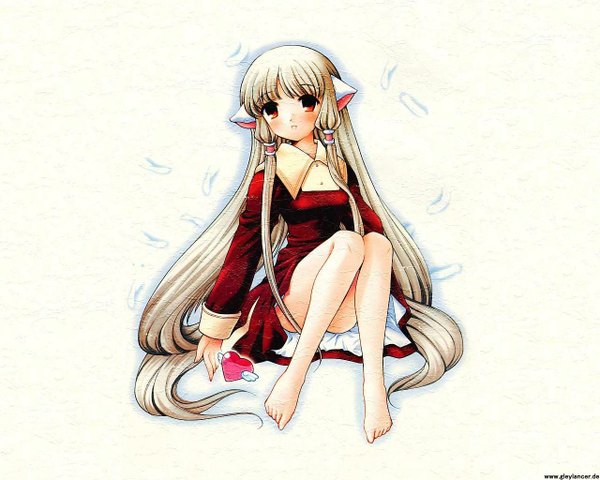 Anime picture 1280x1024 with chobits chii single long hair looking at viewer fringe simple background blonde hair red eyes sitting payot full body bent knee (knees) blunt bangs very long hair barefoot girl dress heart feather (feathers)