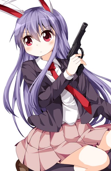 Аниме картинка 647x1000 с touhou reisen udongein inaba ruu (tksymkw) один (одна) длинные волосы высокое изображение румянец простой фон красные глаза белый фон уши животного смотрит в сторону фиолетовые волосы плиссированная юбка заячьи ушки на корточках девушка юбка оружие носки