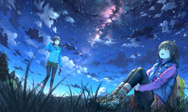 Anime-Bild 2503x1491 mit original sugi87 long hair fringe highres short hair open mouth blue eyes black hair hair between eyes wide image standing sitting multiple girls green eyes looking away cloud (clouds) full body long sleeves wind