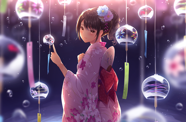 Anime-Bild 910x600 mit original noda shuha single long hair looking at viewer blush fringe smile hair between eyes standing brown eyes payot traditional clothes head tilt japanese clothes looking back hair flower light smile from behind blurry