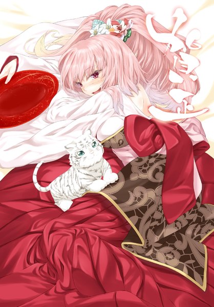Аниме картинка 1200x1720 с оригинальное изображение decchi oyabun (artist) длинные волосы высокое изображение красные глаза розовые волосы причёска конский хвост девушка украшения для волос животное кот (кошка)