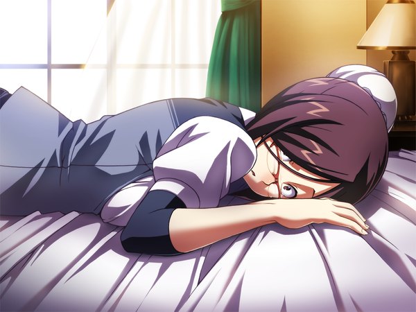 Anime picture 1024x768 with hotel (game) short hair black hair brown eyes game cg lying girl shirt glasses