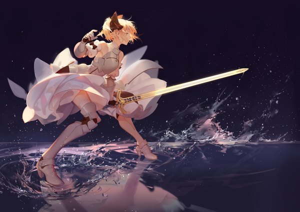 Anime picture 1500x1061 with fate (series) fate/unlimited codes type-moon artoria pendragon (all) saber lily ask (askzy) single fringe short hair blonde hair standing holding green eyes looking away full body ahoge bent knee (knees) ponytail arm up leaning