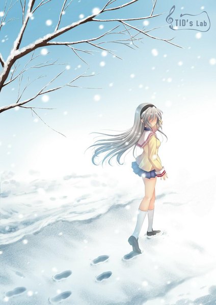 イラスト 723x1023 と クラナド key (studio) 坂上智代 tidsean ソロ 長髪 長身像 銀髪 dutch angle snowing winter 雪 footprints 女の子 スカート 制服 学生服 ソックス ヘアバンド 白いソックス