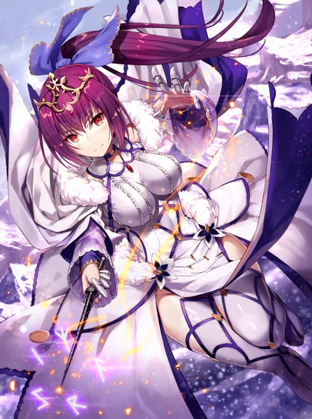 イラスト 670x900 と Fateシリーズ fate/grand order scathach (fate) (all) スカサハ=スカディ 我美蘭 ソロ 長髪 長身像 カメラ目線 前髪 おっぱい 笑顔 hair between eyes 赤い目 大きな乳房 立つ holding payot 空 purple hair