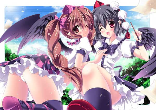 イラスト 1161x824 と 東方 射命丸文 姫海棠はたて 櫻野露 長髪 短い髪 light erotic 黒髪 赤い目 茶色の髪 multiple girls 茶目 one eye closed ウィンク パンチラ border checkered skirt 女の子 スカート 2人女子