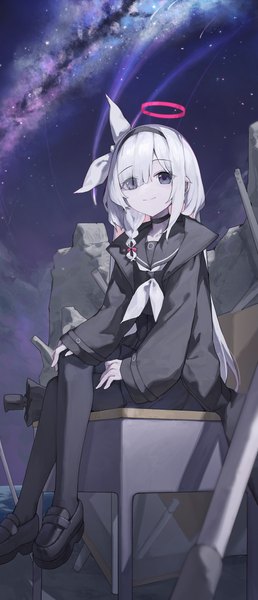 Anime-Bild 1789x4161 mit blue archive plana (blue archive) sentter single long hair tall image looking at viewer fringe highres smile sitting silver hair full body bent knee (knees) outdoors braid (braids) long sleeves multicolored hair hair over one eye night