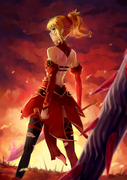 Anime picture 826x1169 with fate (series) fate/grand order fate/apocrypha mordred (fate) kaito nina single tall image fringe short hair blonde hair standing bare shoulders holding green eyes payot ponytail braid (braids) profile looking back from behind