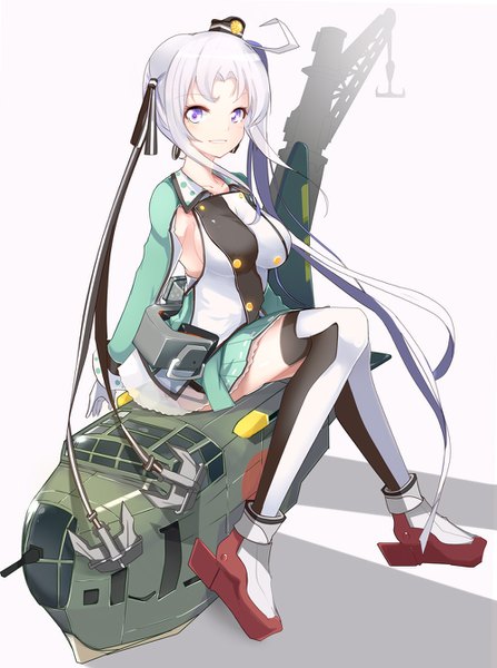 イラスト 1000x1342 と 艦隊これくしょん 秋津洲(艦これ) 青空kamiya ソロ 長身像 カメラ目線 おっぱい light erotic simple background 笑顔 大きな乳房 白背景 座る 紫目 payot 全身 アホ毛 bent knee (knees) white hair very long hair