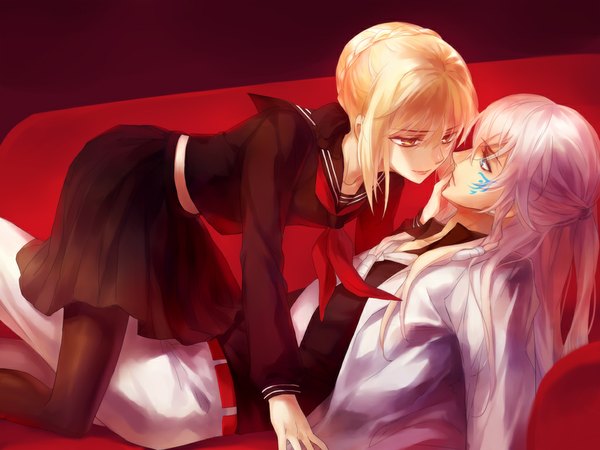 Anime picture 1024x768 with fate (series) fate/stay night type-moon artoria pendragon (all) saber alter merlin (fate) kanmuri (hanyifan30338) long hair fringe blonde hair smile yellow eyes silver hair profile lips arm support alternate costume facial mark half updo reclining