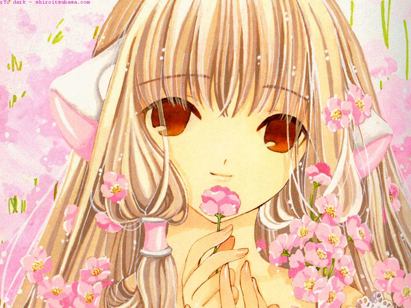 Anime picture 1024x768 with chobits chii single long hair looking at viewer fringe blonde hair red eyes blunt bangs hair flower light smile wallpaper pink background girl hair ornament flower (flowers) hair tubes