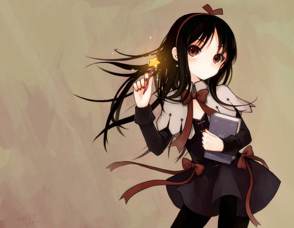 Anime picture 1023x796 with original monmon single long hair looking at viewer black hair red eyes brown background girl dress bow ribbon (ribbons) hairband book (books)