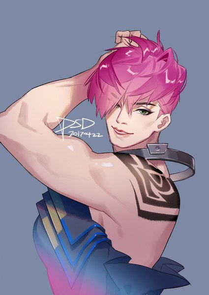 Anime-Bild 650x918 mit overwatch blizzard entertainment zarya (overwatch) psd (pixiv) single tall image looking at viewer fringe short hair simple background bare shoulders green eyes signed pink hair upper body parted lips hair over one eye grey background tattoo dated