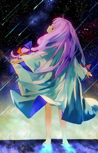 Anime picture 600x930 with touhou patchouli knowledge ogawa maiko single long hair tall image looking at viewer fringe red eyes standing purple hair ahoge profile looking back barefoot from behind night night sky spread arms shooting star