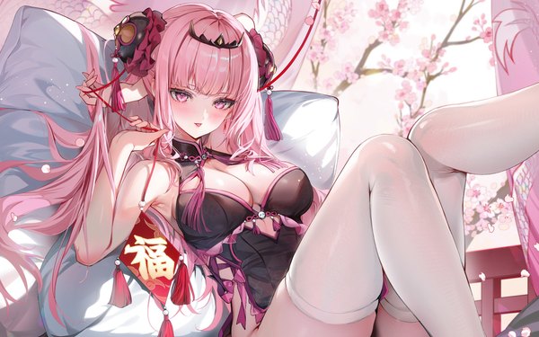 Anime-Bild 4004x2500 mit virtual youtuber hololive hololive english mori calliope akizero1510 single long hair blush fringe highres breasts light erotic wide image large breasts pink hair absurdres cleavage blunt bangs pink eyes leg lift (legs lift)