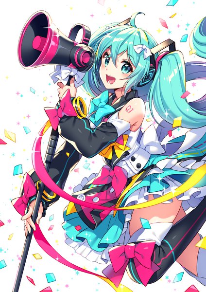 イラスト 848x1200 と ボーカロイド マジカルミライ 初音ミク magical mirai miku マジカルミライ2018 nardack ソロ 長髪 長身像 カメラ目線 赤面 前髪 開いた口 simple background 笑顔 hair between eyes 立つ 白背景 ツインテール holding