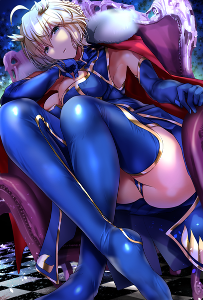 Anime-Bild 855x1259 mit fate (series) fate/grand order artoria pendragon (all) artoria pendragon (lancer) nonohachi single tall image looking at viewer fringe short hair breasts blue eyes light erotic blonde hair hair between eyes large breasts sitting bare shoulders ahoge bent knee (knees)