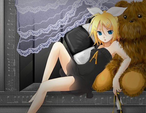 Anime picture 1000x778 with vocaloid kagamine rin itsuku (i-pic) single looking at viewer fringe short hair blue eyes blonde hair hair between eyes bare shoulders holding bent knee (knees) parted lips barefoot bare legs legs reclining girl dress