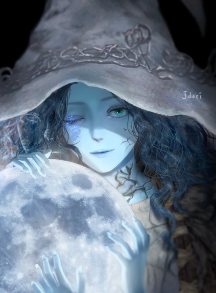 Аниме картинка 1260x1715 с elden ring ranni the witch jdori один (одна) длинные волосы высокое изображение голубые глаза улыбка подписанный синие волосы верхняя часть тела один глаз закрыт ведьма синяя кожа дополнительные руки девушка шляпа ведьмина шляпа