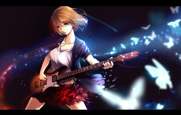 Anime picture 1571x1000 with vocaloid kagamine rin lancefate single looking at viewer fringe short hair blue eyes simple background blonde hair smile standing holding alternate costume black background letterboxed girl skirt hair ornament miniskirt