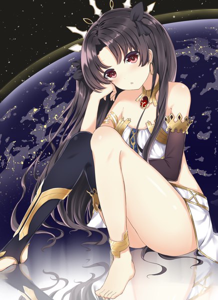 Anime picture 1017x1400 with fate (series) fate/grand order ishtar (fate) akae neo single long hair tall image looking at viewer blush fringe light erotic black hair red eyes sitting bare shoulders bent knee (knees) ass parted lips two side up reflection