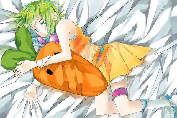 Anime picture 1200x800 with vocaloid gumi pineapple (a30930s) single short hair green eyes lying green hair on side girl pillow bedsheet wrist cuffs vegetables carrot
