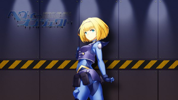 Anime-Bild 2560x1440 mit heavy object j.c. staff milinda brantini shugo19 asya single looking at viewer fringe highres short hair breasts blue eyes blonde hair wide image standing looking back wallpaper copyright name light against wall