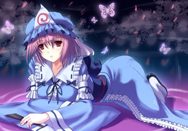 Anime picture 1200x841 with touhou saigyouji yuyuko nagatsuki towa single fringe short hair hair between eyes red eyes pink hair full body lying on stomach girl hat petals frills insect butterfly bonnet fan