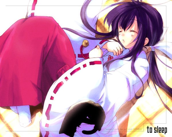 Anime picture 1280x1024 with mikeou japanese clothes miko sleeping girl bell cat