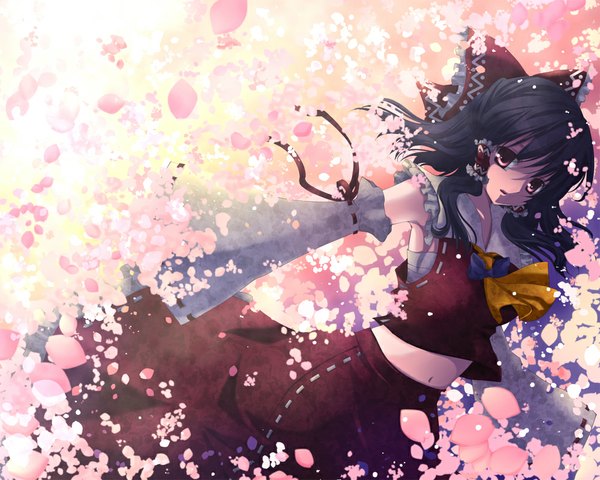 Anime picture 1000x800 with touhou hakurei reimu mikazuki sara single long hair looking at viewer black hair red eyes miko girl skirt bow hair bow detached sleeves petals skirt set