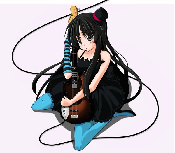 Аниме картинка 1000x875 с кэйон! kyoto animation акияма мио amino dopple (artist) один (одна) длинные волосы румянец чёрные волосы простой фон белый фон голые плечи чёрные глаза девушка платье шляпа колготки гитара