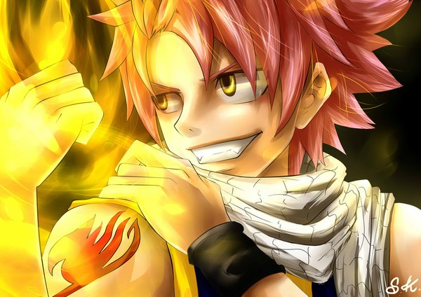 Anime picture 1024x724 with fairy tail natsu dragneel melindaphantomhive single short hair simple background smile signed yellow eyes looking away pink hair tattoo boy scarf fire