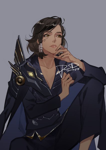 Anime-Bild 650x918 mit overwatch blizzard entertainment pharah (overwatch) psd (pixiv) single tall image short hair black hair simple background sitting brown eyes signed looking away cleavage parted lips grey background tattoo dark skin dated hand on face