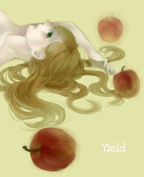 Аниме картинка 1300x1600 с sound horizon yield kuchinashi ko один (одна) длинные волосы высокое изображение каштановые волосы зелёные глаза лёжа девушка яблоко