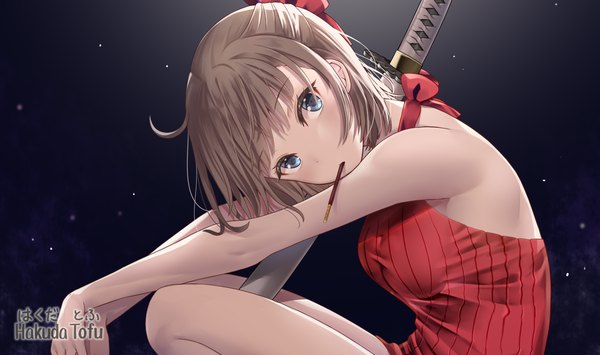 Anime picture 1200x711 with fate (series) fate/grand order koha-ace okita souji (fate) (all) okita souji (koha-ace) hakuda tofu single looking at viewer short hair blue eyes brown hair wide image sitting holding signed alternate costume sleeveless mouth hold black background half updo