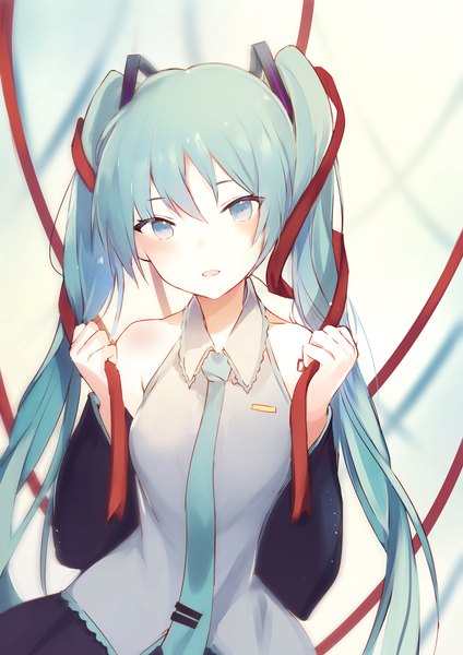 イラスト 831x1175 と ボーカロイド 初音ミク lpip ソロ 長髪 長身像 カメラ目線 赤面 前髪 開いた口 simple background hair between eyes 立つ 肩出し head tilt pleated skirt aqua eyes aqua hair 女の子 スカート