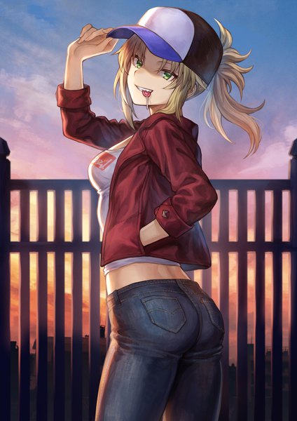 Anime-Bild 1302x1842 mit fate (series) fate/grand order fate/apocrypha mordred (fate) mashuu (neko no oyashiro) single long hair tall image looking at viewer fringe breasts blonde hair standing holding green eyes payot sky cloud (clouds) ass outdoors