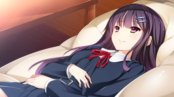 Аниме картинка 1280x720 с gin'iro haruka niimi yuzuki один (одна) длинные волосы чёрные волосы широкое изображение фиолетовые глаза game cg лёжа девушка форма школьная форма заколка диван