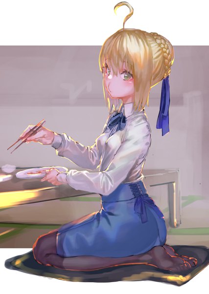Anime picture 2212x3105 with fate (series) fate/stay night artoria pendragon (all) saber rolua single tall image blush fringe highres short hair blonde hair hair between eyes sitting holding green eyes payot full body ahoge no shoes