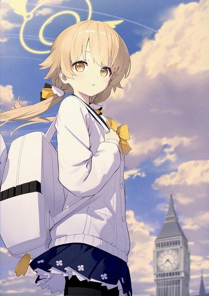 Anime-Bild 955x1351 mit blue archive hifumi (blue archive) wasabi60 single long hair tall image fringe blonde hair twintails yellow eyes sky cloud (clouds) outdoors wind low twintails girl halo cardigan backpack elizabeth tower