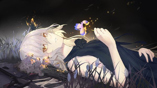 Anime-Bild 3200x1800 mit fate (series) fate/grand order jeanne d'arc (fate) (all) jeanne d'arc alter (fate) czcz12321 single long hair looking at viewer fringe highres simple background hair between eyes wide image holding yellow eyes silver hair upper body lying parted lips on back