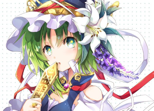 Anime-Bild 827x600 mit touhou shikieiki yamaxanadu yamadori ofuu single short hair green eyes upper body green hair face polka dot polka dot background girl flower (flowers) hat lily (flower) wisteria rod of remorse