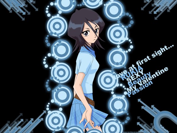Anime picture 1600x1200 with bleach studio pierrot kuchiki rukia single looking at viewer fringe short hair black hair hair between eyes standing looking back inscription grey eyes character names text black background english girl belt directional arrow