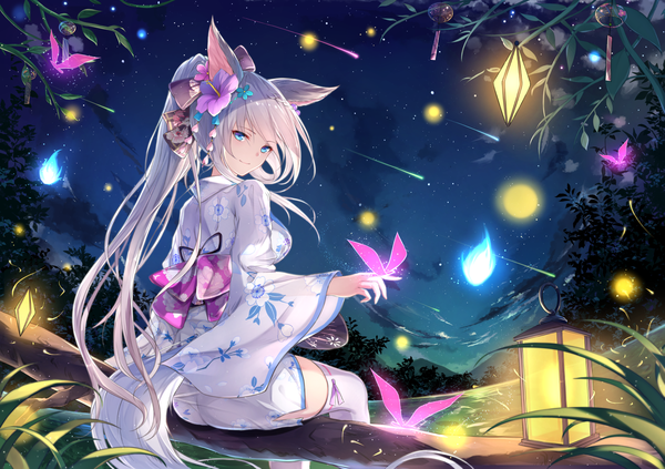 Anime-Bild 1537x1085 mit original fuuro (johnsonwade) single long hair looking at viewer fringe blue eyes smile sitting animal ears silver hair ponytail tail traditional clothes japanese clothes animal tail looking back hair flower wind from behind