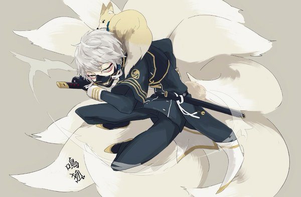 Anime picture 1024x670 with touken ranbu nitroplus nakigitsune nakigitsune's fox yasenayo single looking at viewer fringe short hair simple background holding yellow eyes silver hair tail animal tail from above fox tail looking up multiple tails fighting stance