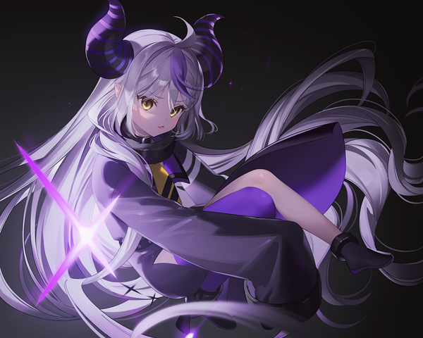 Anime-Bild 1000x800 mit virtual youtuber hololive la+ darknesss la+ darknesss (1st costume) mannermana single looking at viewer fringe simple background hair between eyes yellow eyes silver hair ahoge tail very long hair multicolored hair horn (horns) pointy ears streaked hair black background