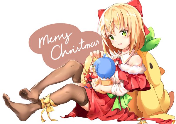 Anime picture 2105x1488 with pin2d sora (pin2d) mariposa charcoal xiao ying fuwashima single fringe highres short hair open mouth blonde hair white background sitting green eyes pleated skirt light smile no shoes looking down christmas