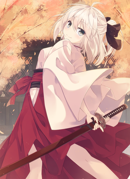 Anime picture 930x1280 with fate (series) fate/grand order koha-ace okita souji (fate) (all) okita souji (koha-ace) nagishiro mito single tall image looking at viewer fringe blonde hair hair between eyes standing holding ponytail traditional clothes japanese clothes looking back light smile wide sleeves