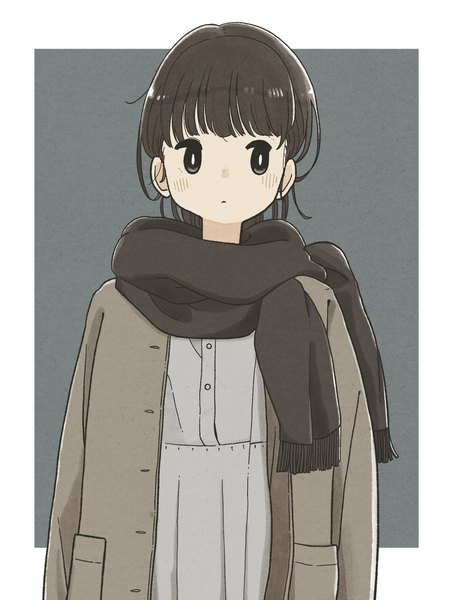 Аниме картинка 1534x2048 с оригинальное изображение tameikirakuda один (одна) длинные волосы высокое изображение чёлка простой фон каштановые волосы чёрные глаза серый фон расстёгнутая куртка снаружи бордюра невыразительный девушка куртка шарф